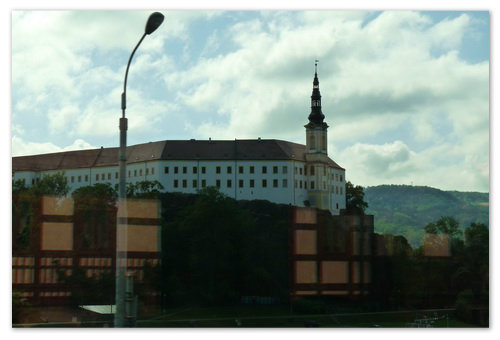 А это замок Děčín. На фото в стекле поезда уже отражаются фахверковые домики, а это говорит о том, что в воздухе отчётливо запахло Германией. Когда поедете — почувствуете это кожей.