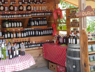 Наливки и другие алкогольные сувениры на экскурсиях в Черногории
