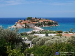 Остров Святой Стефан с обзорной площадки над курортом, Черногория