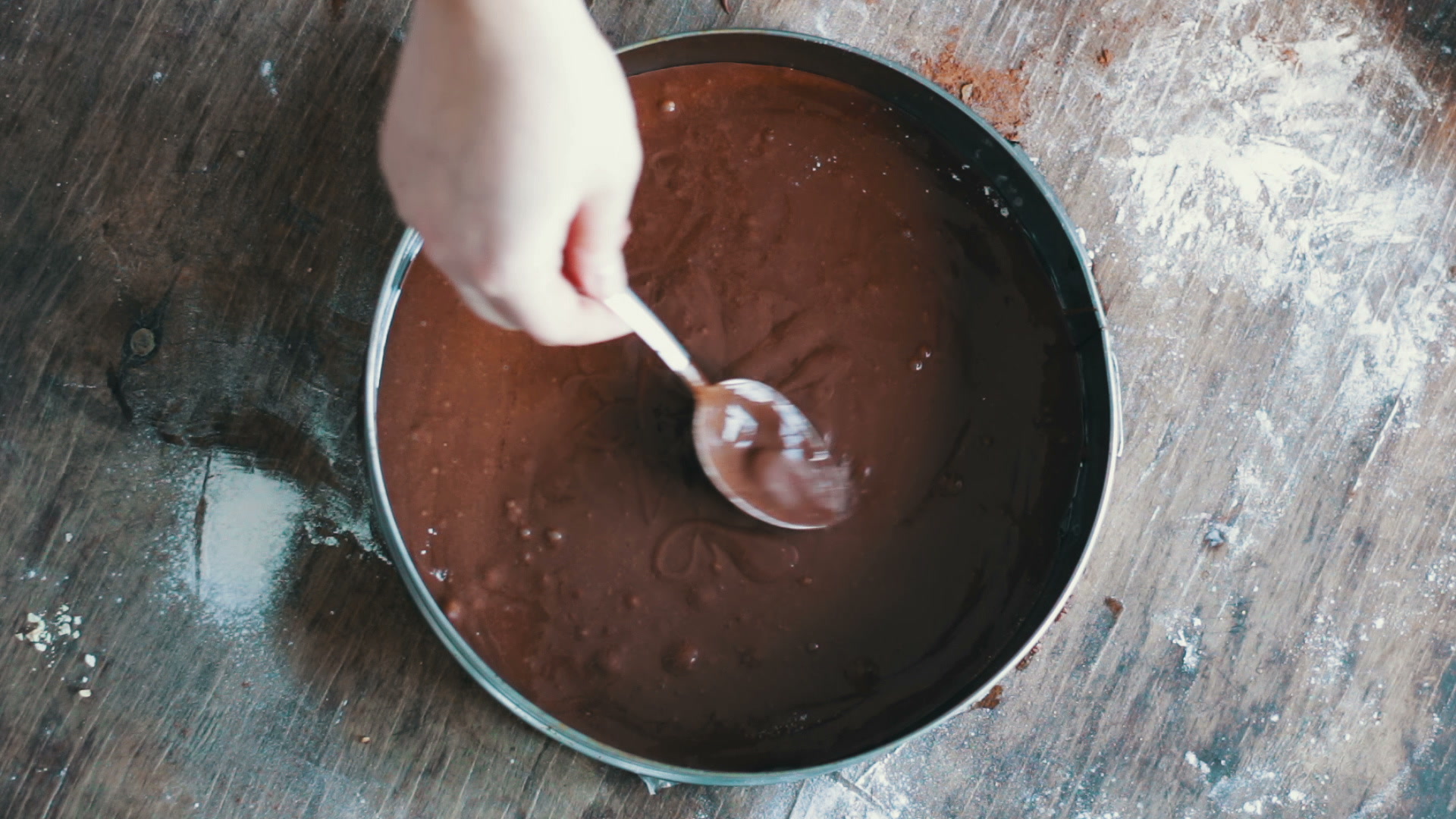 Шоколадное бисквитное тесто в форме
