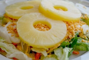 Салат «Дамский каприз» с курицей и ананасом