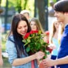 бывший парень дарит цветы другой девушке