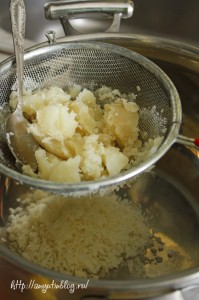 Картофельные котлеты с грибным соусом