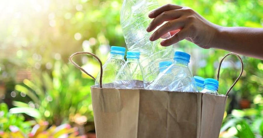 Из пластиковых бутылок получаются красивые и необычные поделки для сада