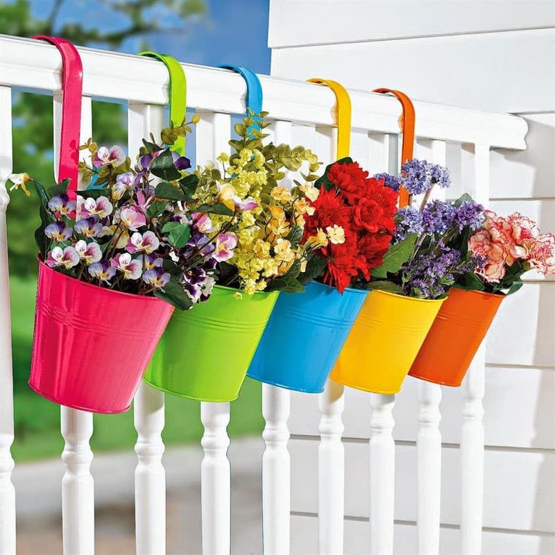 Разноцветные ведерца с цветами добавят ярких красок вашему саду