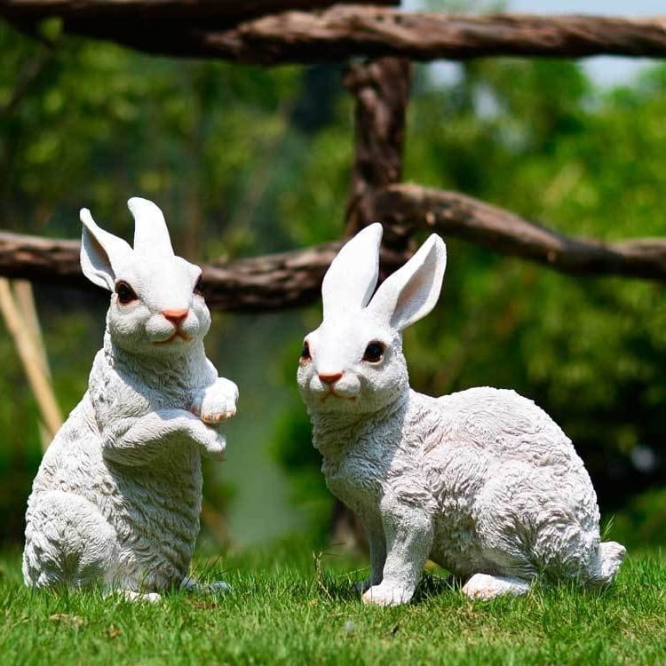 Придать саду индивидуальности помогут гипсовые фигурки милых кроликов