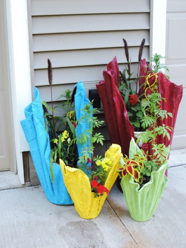 Простые и быстрые в исполнении вазы из мешковины станут прекрасным украшением для вашего сада