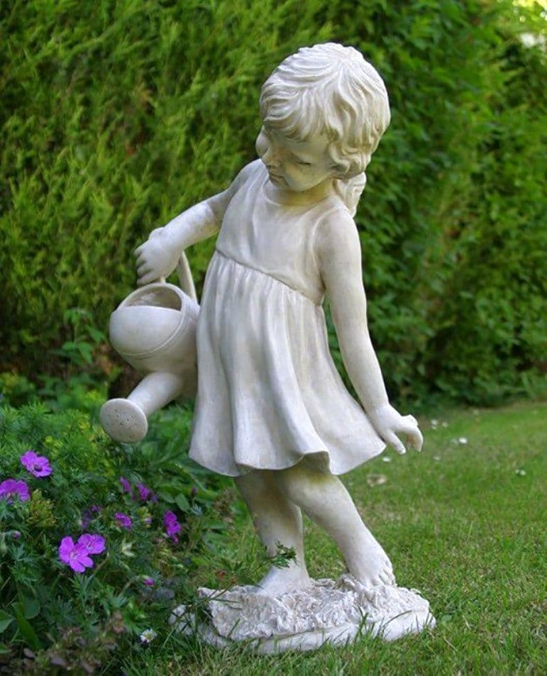 Красивая гипсовая композиция в виде маленькой девочки поливающей клумбу