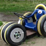 Детский гоночный автомобиль из шин подойдет и для площадки детского сада