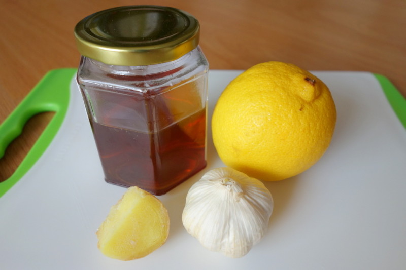 Фото кусочка имбиря, чеснока, лимона и меда