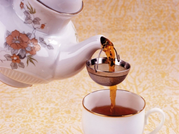 Чай с цветками боярышника заваривают как черный, берут стеклянный или фарфоровый чайник, предварительно ошпаривают его кипятком