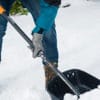 чистить двор от снега