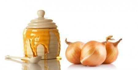 Едва ли не самое известное народное средство от кашля – это мед и лук. 
