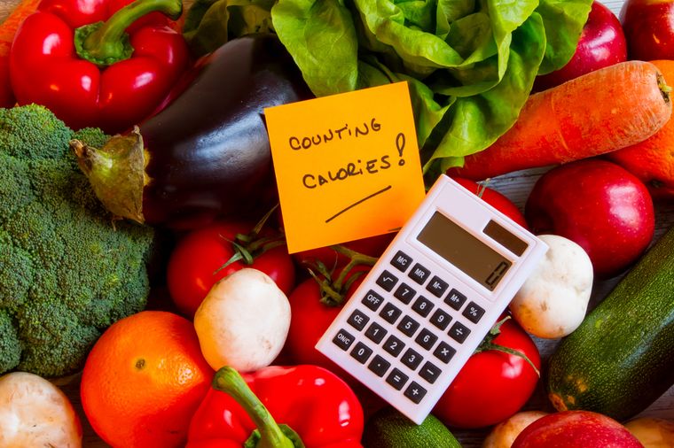 овощи и калькулятор для подсчета калорий