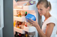 Сильный запах внутри холодильника: как избавиться быстро и просто