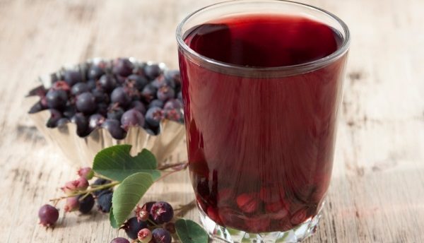 Сок из ягод ирги рекомендуется к применению в виде полосканий при ангинах
