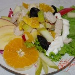 Салат  из курицы с черносливом и фруктами.