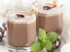 Как в домашних условиях сделать шоколадный коктейль с молоком в блендере?
