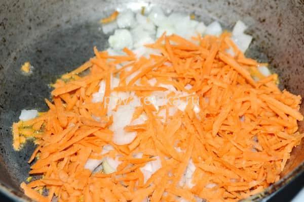 Плов с морковью и луком на сковороде