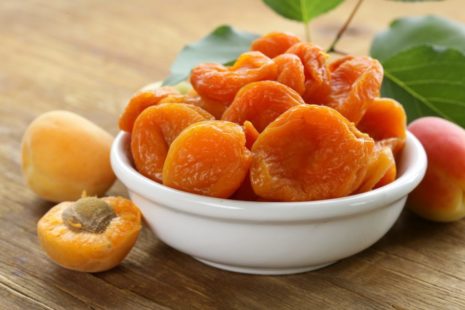 Сушенные абрикосы в миске