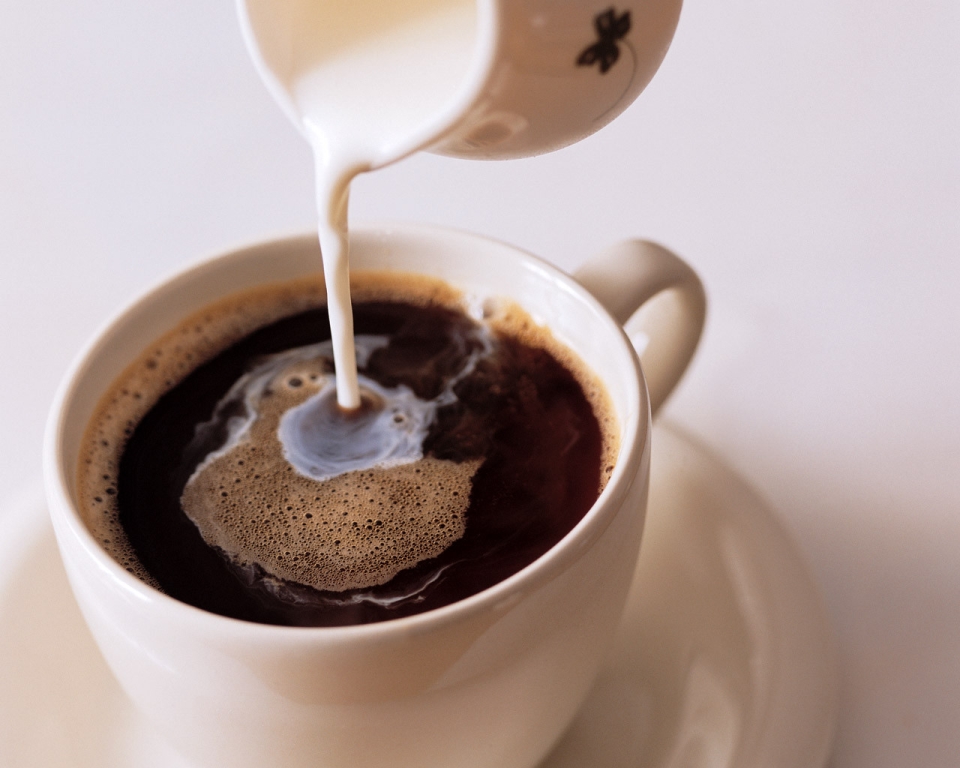 Кофе с молоком и сахаром на завтрак