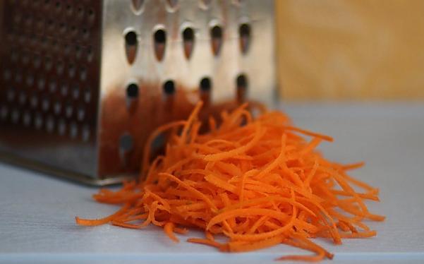 Измельчаем морковь на крупной терке