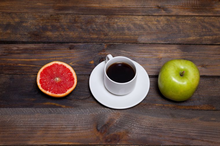 кофе, яблоко и грейпфрут