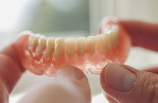 Как крепятся съемные зубные протезы