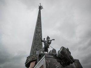 На площади воздвигнут Монумент Победы