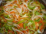Салат из зеленых помидор с морковью и луком