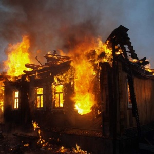 Увидеть как горит нежилой дом в деревне