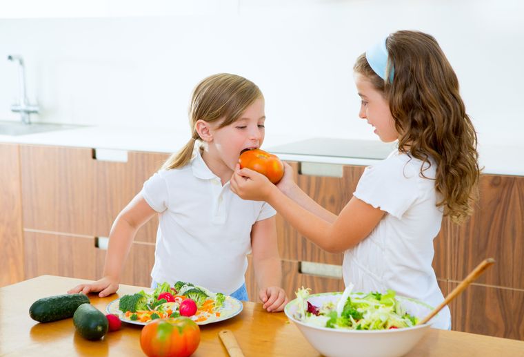 девочки едят овощи