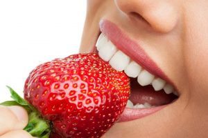 Польза употребления свежих фруктов для белизны зубов