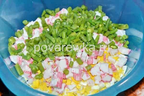Салат с крабовыми палочками и фасолью