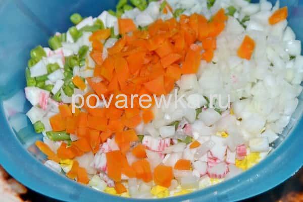 Крабовый салат с морковью