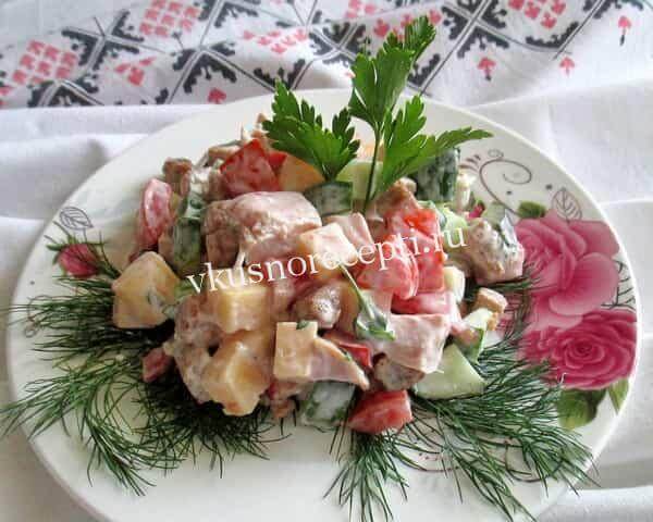 Праздничный салат с копченой курицей и сухариками кириешки