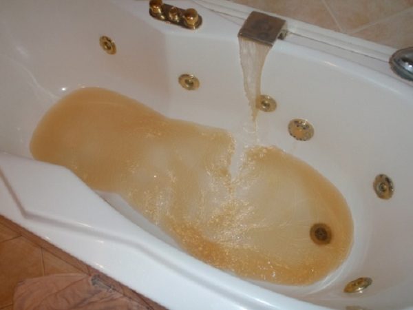 Такая вода быстро испортит вид вашей ванной
