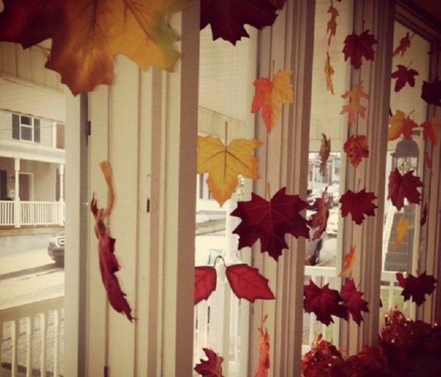 Украшение окна листьями