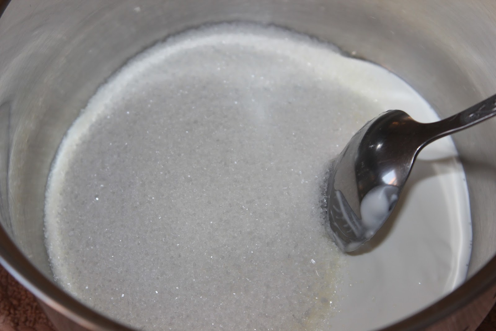 Сахар и сметана для крема