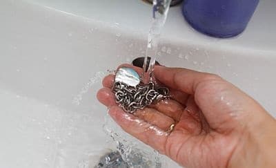 мытье серебра под краном