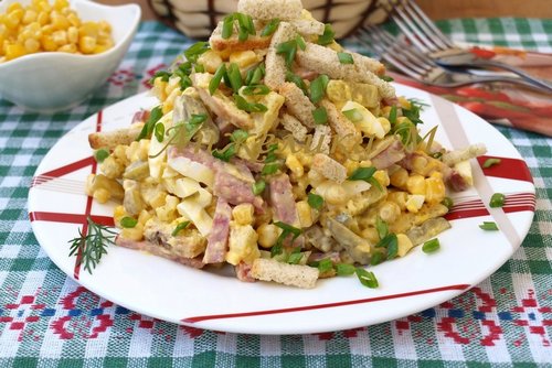 Салат с колбасой, яйцом, кукурузой и сухариками