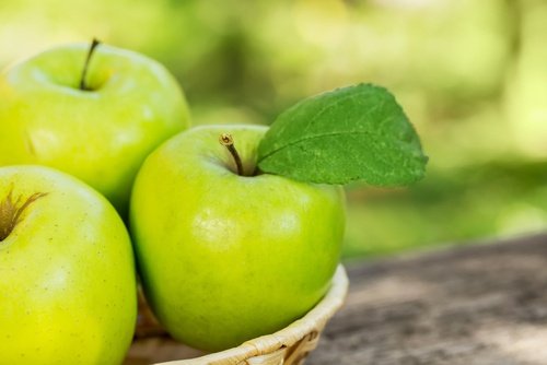 Яблоки снижают уровень холестерина в крови и регулируют давление