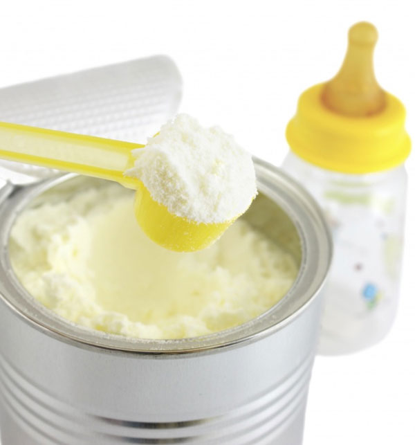 Вводить кисломолочную смесь в рацион малыша нужно с порции 30 мл, увеличить объем нового продукта можно только через несколько дней