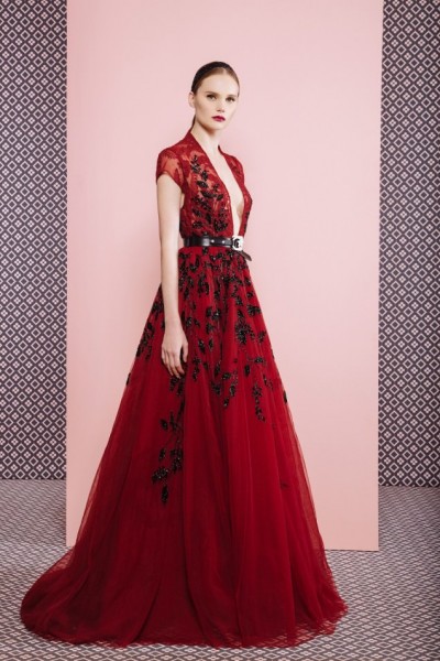 длинное красное платье в пол с глубоким вырезом декольте
