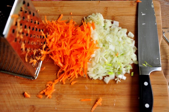 Нашинкуйте лук и натрите очищенную морковь