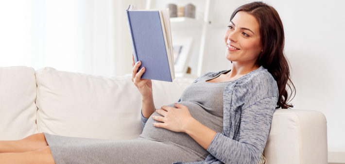 беременная читает книгу