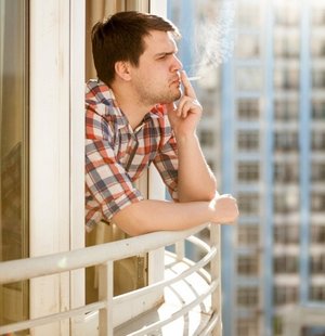 можно ли курить на балконе