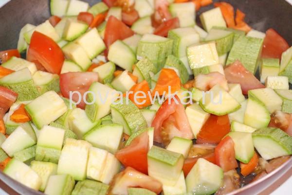 Овощное рагу с кабачками и картошкой на сковороде: рецепт