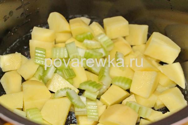 Овощное рагу с кабачками на сковороде: 