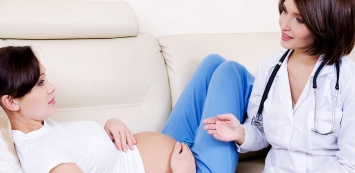 врач беседует с беременной